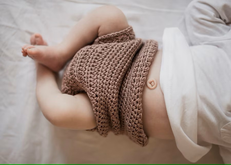 Cara Membersihkan Tali Pusar Bayi yang Benar dan Aman