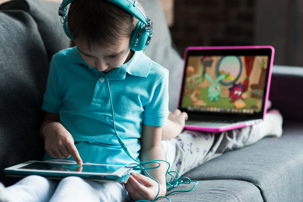 Screen Time yang Tinggi dapat Memicu Speech Delay pada Anak